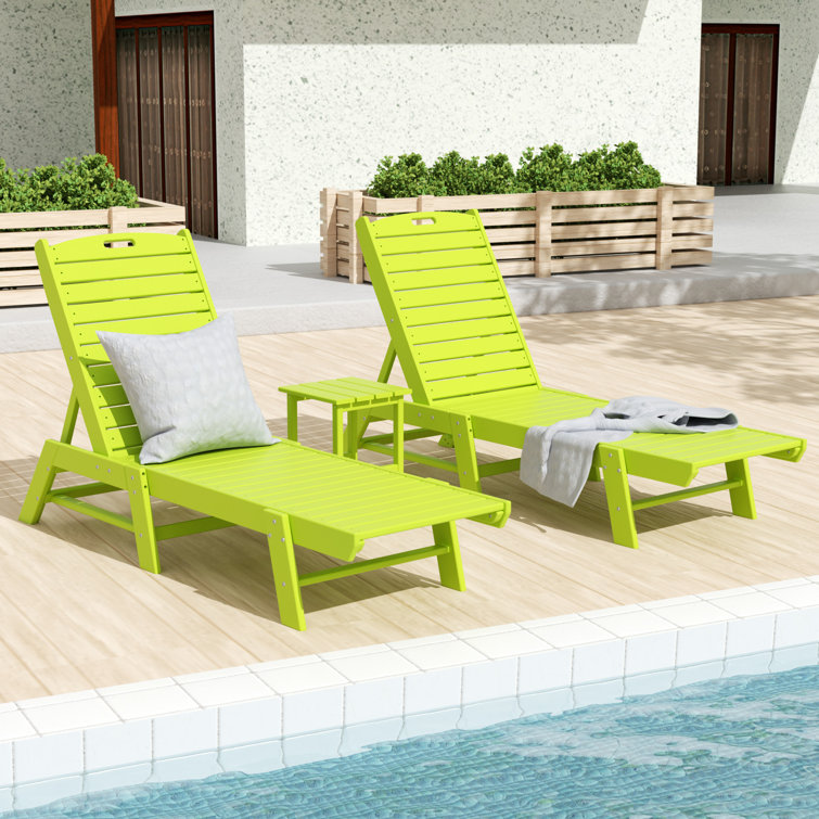 Outdoor chaise discount lounge with table